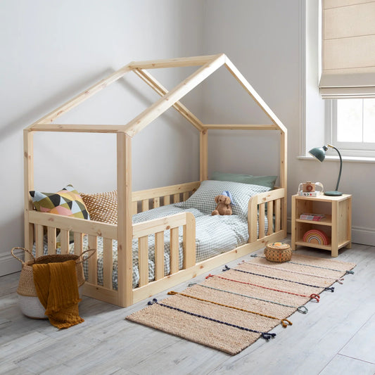 What are the benefits of using a floor bed for toddlers?