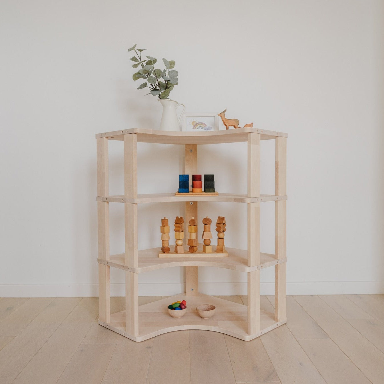 Créez votre propre meuble de rangement Montessori - Finition bois naturel